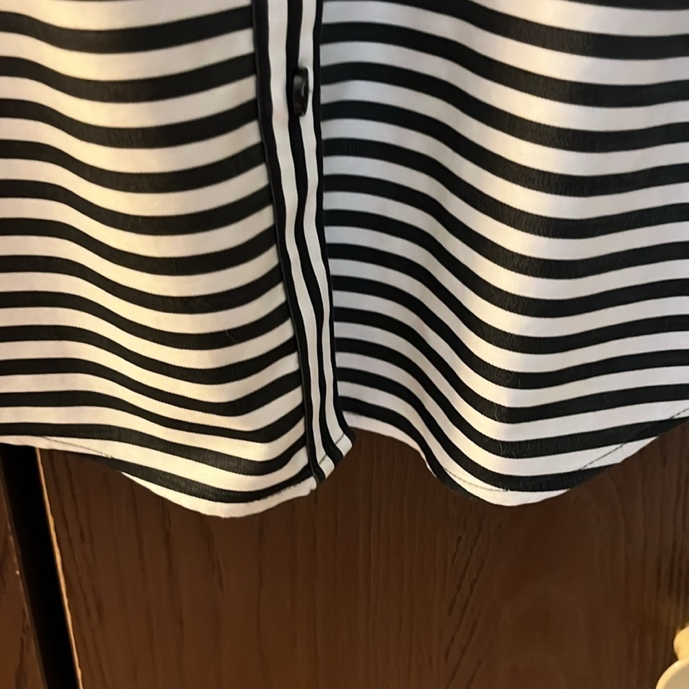 Chico’s long sleeved black and white striped blouse. Size Chico 0. - Picture 4 of 9